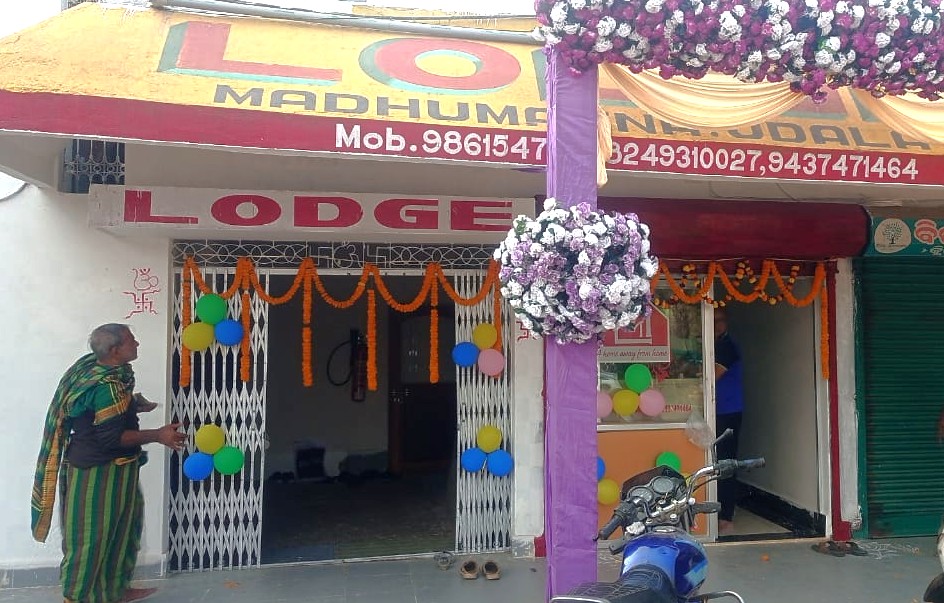 Lodge Madhumagna entrance and exterior